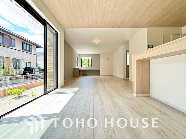 光と風が心地よい開放的なリビングは、自然と家族が集まる住まいの特等席です。家の中で一番明るく、使い勝手のよさにこだわった空間に仕上げています。家族みんながのびのびと過ごせる、開放感あふれる住まいです。