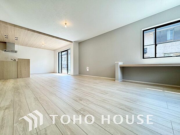 建物の居住性にこだわった邸宅は、「落ち着き」と「安らぎ」と「快適」を実現してくれます。「ホワイトナチュラルのテイスト」が、自然体で過ごせる心地良さを生み出し、家族の優しい時間がここでは流れてゆきます。