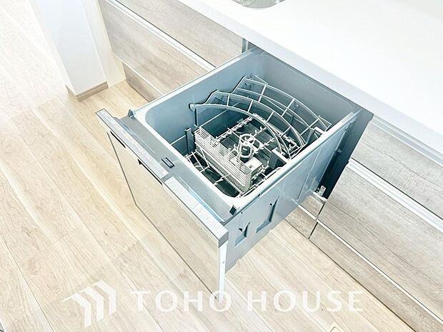 家事の時間を大幅に短縮できる便利な食器洗い乾燥機を完備。ビルトインタイプのため、キッチン周りをすっきりと美しく見せてくれます。手荒れを防ぎ、ゆとりの時間を生み出す先進設備を、ぜひ現地でお確かめ下さい。