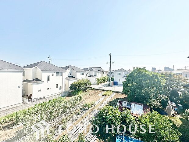 豊かな眺望にふさわしい空間には、優れた通風と採光により、心地よい光と風があふれています。圧倒的な開放感と、四季の移ろいを肌で感じる贅沢な住み心地。この地ならではの特別な情景を、ぜひ現地でご体感下さい。