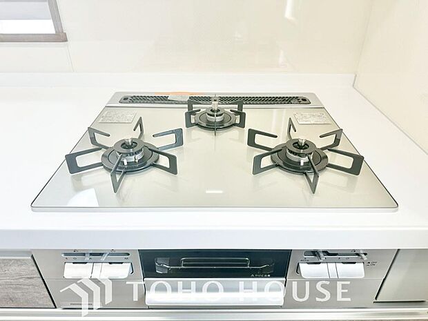 一度に複数のお料理を並行して作れる、便利な3口コンロを採用。毎日のキッチンタイムを大幅に効率化し、忙しい時間帯の家事をサポートします。料理がもっと楽しくなる、機能的で使いやすい設備を現地でご覧下さい。
