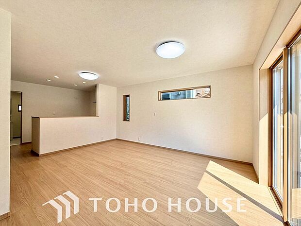 光が注がれる青い空から鮮やかに赤色にゆっくりと染まる。そんな優しい時間がここでは流れてゆく。
