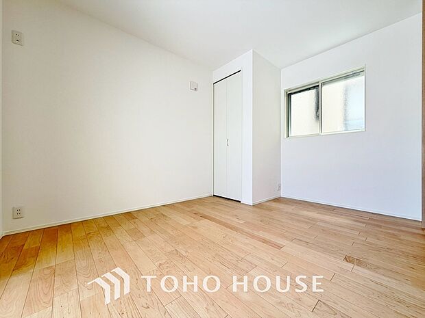 白を基調とした室内は、明るい住空間を造り出すだけでなく清潔感をもたらしてくれます。どんな家具とも合わせやすく、お好みのインテリアで自分らしい空間演出を楽しめるのも、白をベースにした間取りの魅力ですね。