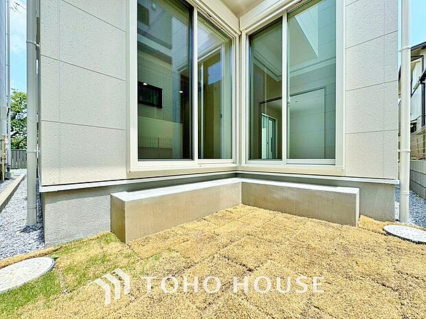 日当たりも良く、家庭菜園や植栽を育てるのに適したお庭はこれからの生活に緑という癒しを与えてくれます。四季折々の自然を身近に感じながら家族で賑やかに収穫やガーデニングを楽しむ暮らしをここで始めませんか。