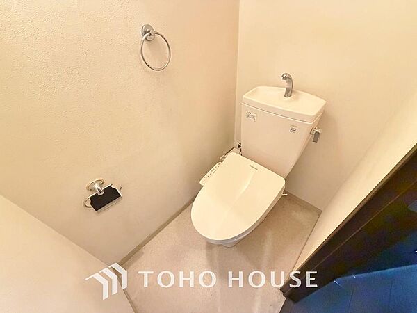 清潔な空間であって頂けますように、目に留まるだけではなく、汚れをふき取り易いフロアと壁紙をチョイス。快適な温水洗浄便座付。手洗い一体型のトイレはスペースの節約ができ、ゆったりとした空間が確保できます。