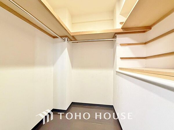 たっぷりと荷物が収納できるよう、ウォークインクローゼットを完備しました。実際の大きさや、広さの感覚は、画像とは異なりますので、ぜひ現地に足を運んでいただき、ご自身の目でその魅力を確かめてみてください。