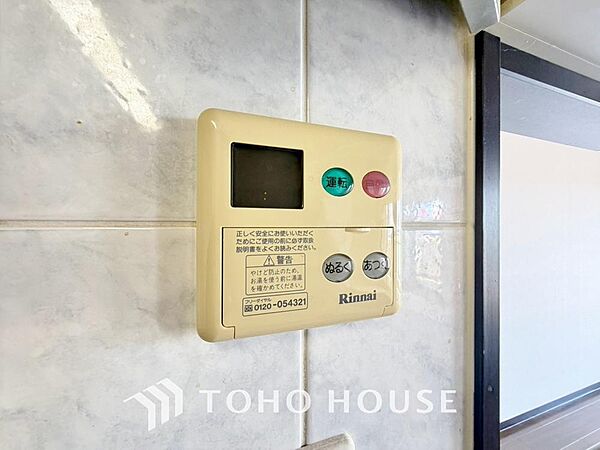 スイッチひとつで、自動のお湯張りから保温、追い焚きまでこなす便利なオートバス機能。忙しい毎日でも、ボタンを押すだけでいつでも適温の湯船に浸かることができ、一日の疲れを癒やす快適なバスタイムを叶えます。
