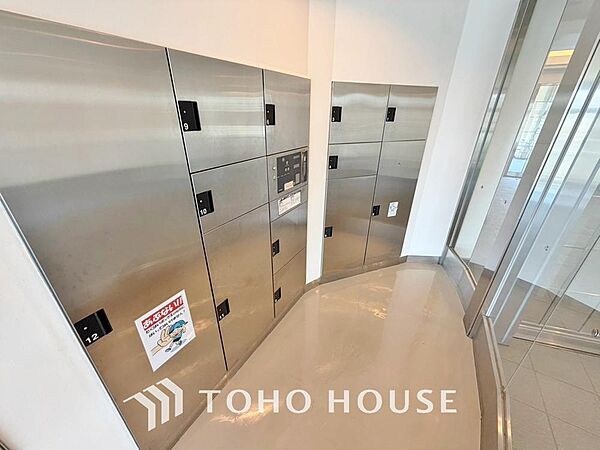 留守中だけでなく、在宅時でも手が離せない時に荷物を受け取れるため、再配達を依頼する手間や待つ時間がなくなり、時間を有効に使えます。配達時間を気にせず、お出かけや日々の暮らしを楽しめる、便利な設備です。