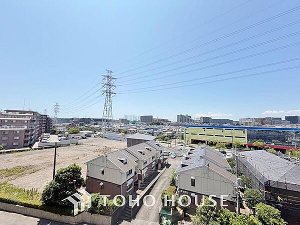 青空を感じられるバルコニーには、爽やかな風が吹き抜け、周辺には戸建住宅街の景色が広がります・・・。その豊かな眺望にふさわしい住空間には、通風と採光にも優れ、心地よい光と風があふれる設計となっています。