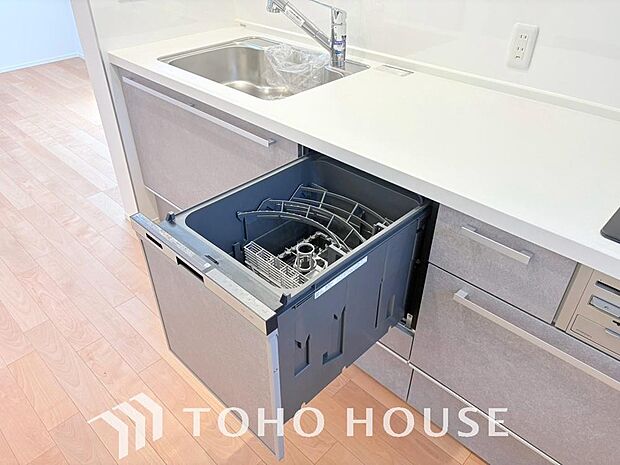 家事の時間を大幅に短縮できる便利な食器洗い乾燥機を完備。ビルトインタイプのため、キッチン周りをすっきりと美しく見せてくれます。手荒れを防ぎ、ゆとりの時間を生み出す先進設備を、ぜひ現地でお確かめ下さい。