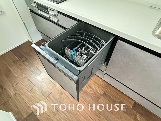 ビルトイン食器洗浄乾燥機付きのシステムキッチン。毎日の家事負担を大幅に軽減する、主婦・主夫に嬉しい設備です。手洗いよりも節水できるうえ高温乾燥で衛生面も安心。空いた時間を家族との団らんに充てられます。