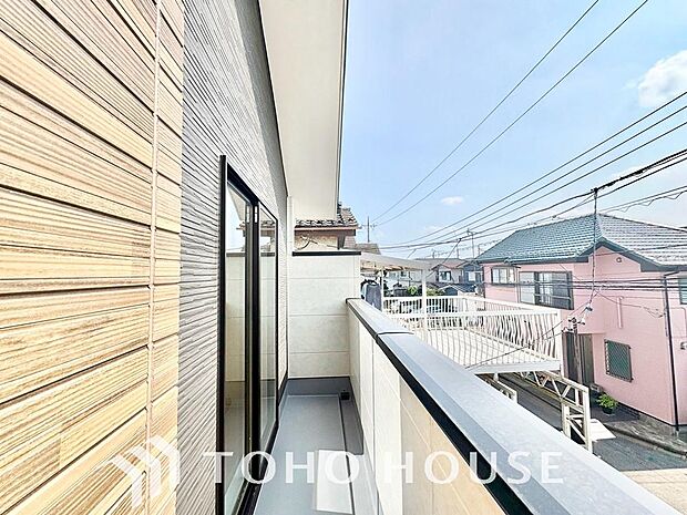 暖かい陽ざしが差込むバルコニーは、晴れた日には、洗濯物が良く乾きます。また、風通しも良好です。
