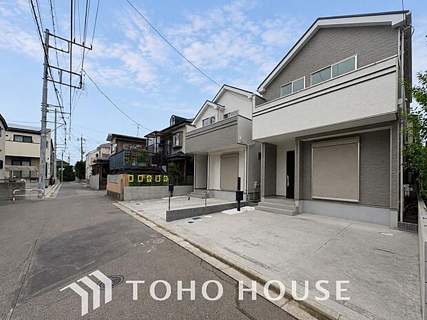 街並みの風景に包み込まれながら、瀟洒な印象も湛えて佇みます。