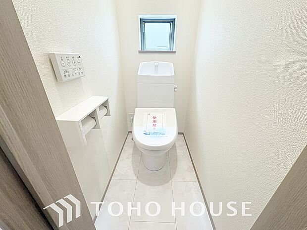 十分な広さと清潔感のあるカラーで纏まったおトイレ。時間に余裕とゆとりを持たせます。