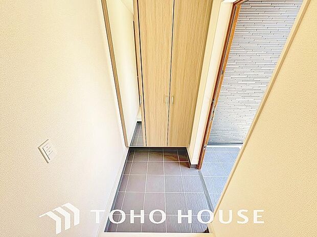 毎日みんなを見送り、そして迎え入れる場所だから。帰りたくなる家をテーマに設計した、自慢の玄関です。明るく広めの開放的な空間が家族を優しく包み込み、まいにちの生活に安心と心地よさをプラスしてくれますよ。