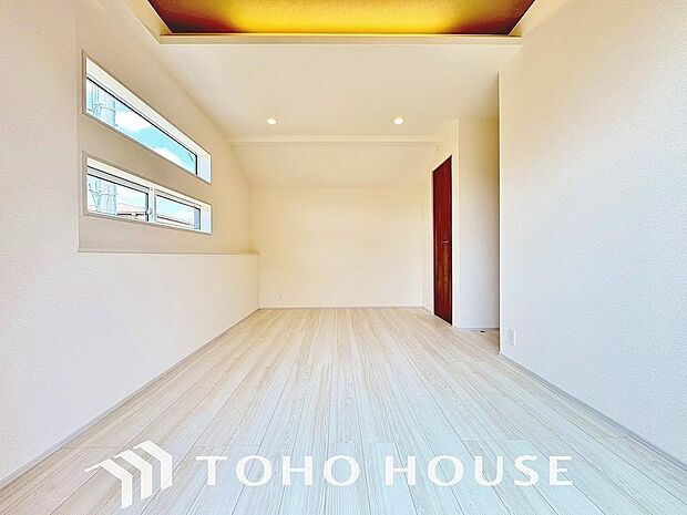 心と体をゆったりと安らげる主寝室。寝室のゆとりが大きい分だけ、日々の暮らしの安らぎはより深まります。一日の疲れを心地よく癒やし、贅沢なプライベートタイムを穏やかに過ごせる、広々とした快適な空間ですね。