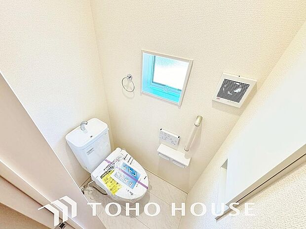 水周りはシンプルに清潔感のあるホワイトで統一。収納が付いて、実用性も兼ね備えた造りです。毎日の家事動線を意識したゆとりある設計で、暮らしやすさと美しさを両立。家族みんなが笑顔になれる快適な住空間です。