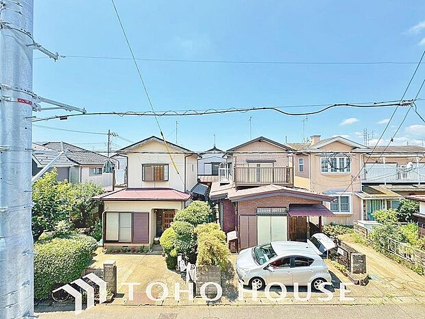 豊かな眺望にふさわしい空間は、通風・採光に優れ、心地よい光と風があふれています。明るい陽ざしが差し込む開放的なリビングとも繋がり、毎日の暮らしに上質な癒やしと特別な時間を届けてくれる素敵な住まいです。