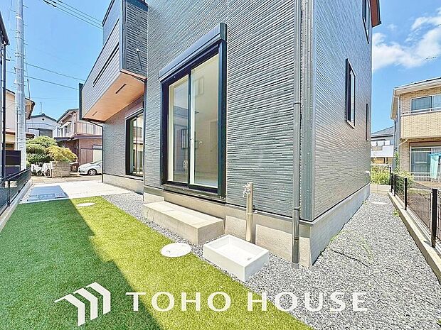 日当たりも良く、家庭菜園や植栽を育てるのに適したお庭はこれからの生活に緑という癒しを与えてくれます。四季折々の自然を身近に感じながら家族で賑やかに収穫やガーデニングを楽しむ暮らしをここで始めませんか。