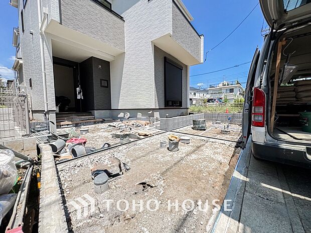 家のすぐ前に駐車場があるので、車の出入庫に時間がとられることもありません。荷物の多い日や雨の日のお買い物でもスムーズに家の中に運び込めるのが嬉しいポイント。毎日のフットワークが軽くなる快適な環境です。