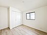 洋室：白を基調とした室内は、明るい住空間を造り出すだけでなく清潔感をもたらしてくれます。どんな家具とも合わせやすく、お好みのインテリアで自分らしい空間演出を楽しめるのも、白をベースにした間取りの魅力ですね。