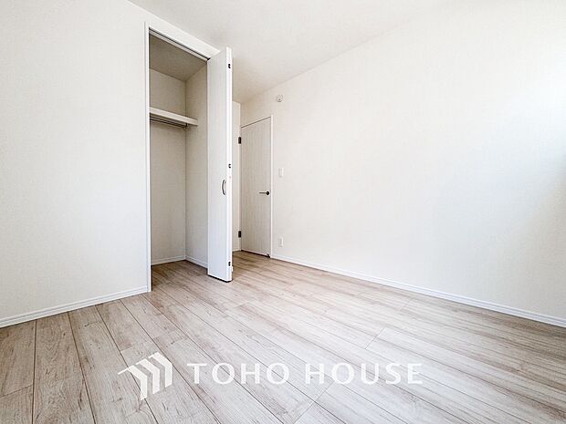 白を基調とした室内は、明るい住空間を造り出すだけでなく清潔感をもたらしてくれます。どんな家具とも合わせやすく、お好みのインテリアで自分らしい空間演出を楽しめるのも、白をベースにした間取りの魅力ですね。