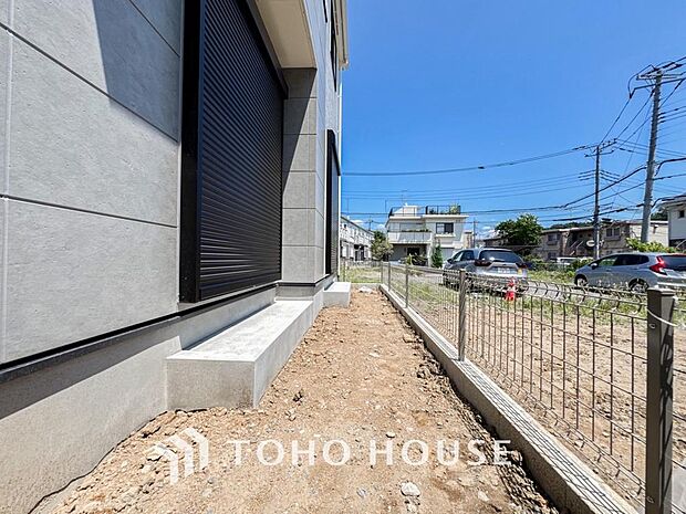 日当たりも良く、家庭菜園や植栽を育てるのに適したお庭はこれからの生活に緑という癒しを与えてくれます。四季折々の自然を身近に感じながら家族で賑やかに収穫やガーデニングを楽しむ暮らしをここで始めませんか。