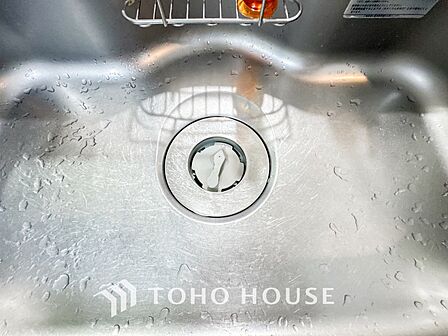 生ゴミを粉砕処理して、そのまま排水できるマンションならではの設備。嫌なニオイやゴミ出しの煩わしさを解消し、キッチンを常に清潔に保てるため、毎日の料理やお片付けがより快適でスマートな時間へと変わります。