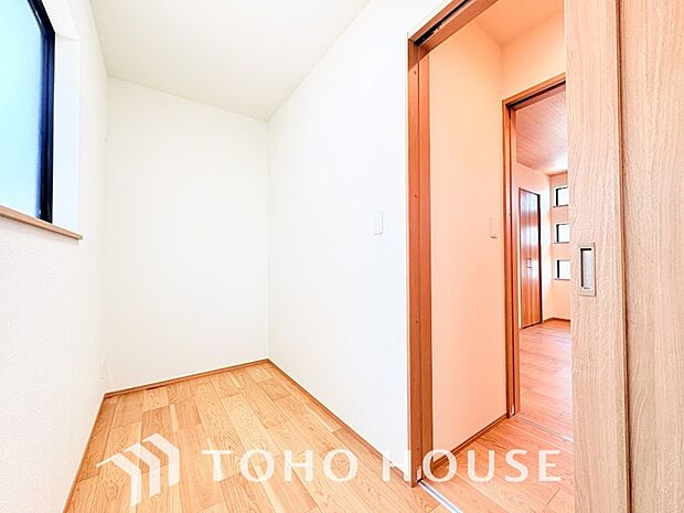 建物内部の収納には拘りました。共有部分に設けた収納は季節物の大きな家電や大型の生活用品もすっきりと収まりお荷物が多い方にも安心です。住まい全体をいつでも綺麗でゆとりある快適な空間に保つことができます。