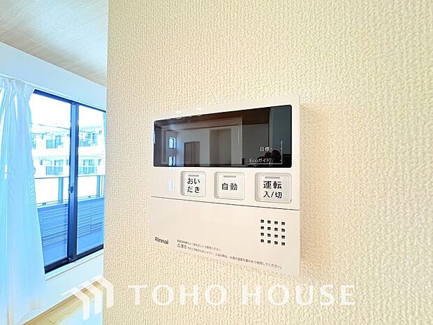スイッチ1つで一定量の湯を浴槽に張ったり、保温や追い焚きをすることができる機能は何かと便利。家事の合間にボタンを押すだけで準備が整い、入浴時間の異なるご家族でも、常に温かいお湯が優しく迎えてくれます。