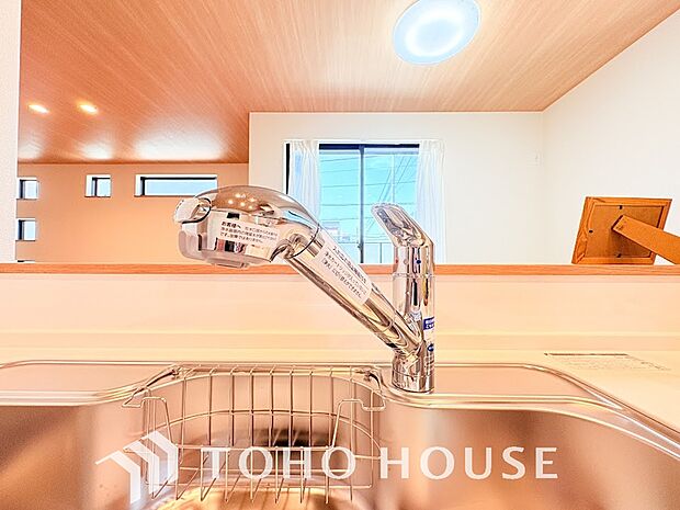 安全でおいしい水が手軽に。ボタン一つで浄水と原水をスムーズに切り替えられる浄水器一体型水栓を使用。蛇口まわりがすっきり美しく収まるデザインで、大切な家族の健康的な食生活をいつでも優しくサポートします。