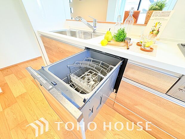 食洗機は家事の時間を短くできることがメリット。ビルトインタイプはキッチンをすっきりとみせてくれます。高温でしっかり洗浄するため衛生的で、毎日の手荒れの悩みからも解放され暮らしに優しいゆとりを生みます。
