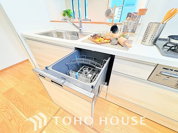 食洗機は家事の時間を短くできることがメリット。ビルトインタイプはキッチンをすっきりとみせてくれます。高温でしっかり洗浄するため衛生的で、毎日の手荒れの悩みからも解放され暮らしに優しいゆとりを生みます。
