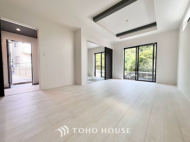 造りこんだ空間演出の妙が生み出す光と質のハーモニーは、この住宅のクオリティの良さを実感させてくれますね。モダンで美しい佇まいが、毎日の暮らしに彩りを添えてくれます。