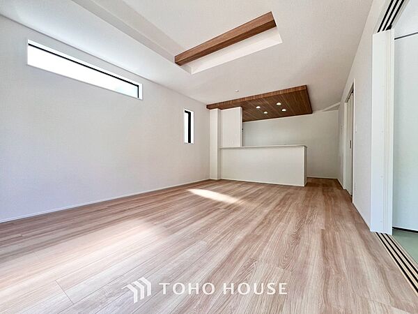 建物の居住性にこだわった邸宅は、「落ち着き」と「安らぎ」と「快適」を実現してくれます。「ホワイトナチュラルのテイスト」が、自然体で過ごせる心地良さを生み出し、家族の優しい時間がここでは流れてゆきます。