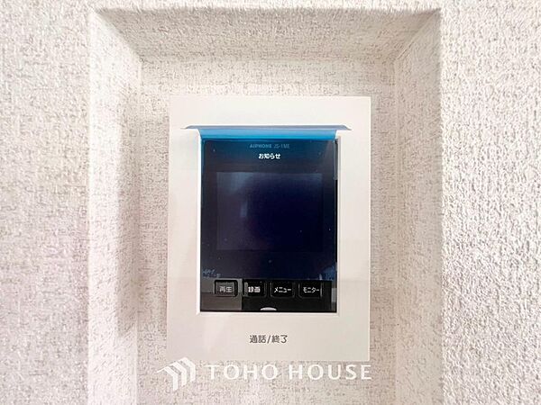 見える安心をカタチにしました。誰が来ても一目で相手の顔がわかる、モニター付きインターホンを設置しています。お子様の留守番時や防犯面でも、非常に効果的で、毎日の暮らしに確かな安心感をプラスする設備です。