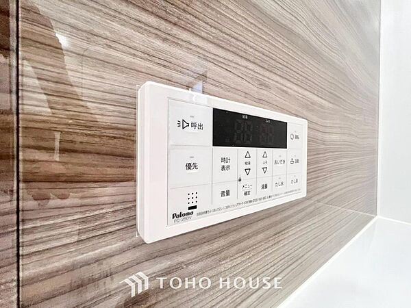 スイッチひとつで、自動のお湯張りから保温、追い焚きまでこなす便利なオートバス機能。忙しい毎日でも、ボタンを押すだけでいつでも適温の湯船に浸かることができ、一日の疲れを癒やす快適なバスタイムを叶えます。