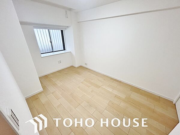 家具の配置がしやすい開放的な室内です。趣味の部屋としても十分な広さを確保しているため、自分好みの快適な空間作りを思いのままに楽しめます。毎日の暮らしをより豊かに彩ってくれる、自由度の高い間取りですね。