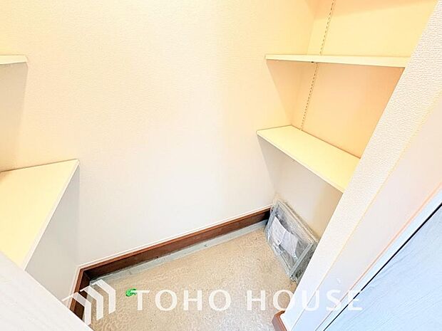 大容量のシューズインクローゼットを完備した玄関です。家族全員の靴はもちろん、ベビーカーやアウトドア用品など大型荷物もまとめて収納可能。散らかりがちな玄関まわりを常にすっきりと美しく保つことが可能です。