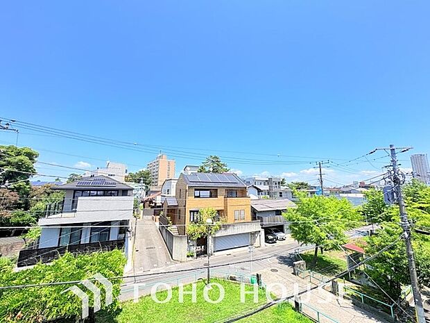 豊かな陽光に照らしだされる素敵な空間。季節を問わず華やいだ素敵な風景をお楽しみいただけます。戸建てのベランダから広がる開放的な眺望が、毎日の暮らしに彩りを添え、家族だけの特別な癒やしを演出します。