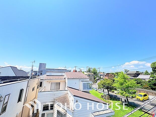 豊かな陽光に照らしだされる素敵な空間。季節を問わずに華やいだ素敵な風景をお楽しみいただけます。大きな窓から差し込む光が室内を明るく満たし、日々の暮らしに、四季の彩りと上のラックスタイムをお届けます。