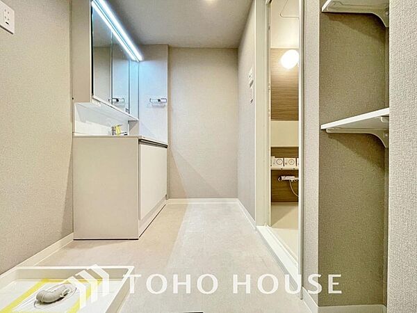 平日の朝であっても、落ち着きとくつろぎを感じられる空間。気持ちよく身だしなみを整えられます。