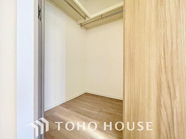 建物内部の収納には拘りました。共有部分に設けた収納。お荷物が多い方にも安心です。
