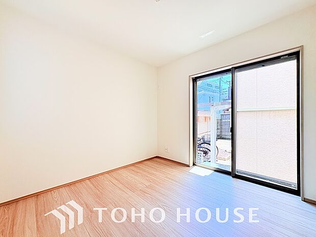 お子様の心と身体を見守る子供部屋として、小さな自立心を育むお部屋作り、を見越してご覧下さい。プライベートな時間を大切にしながら、のびのびと自分らしさを育み、健やかに成長できる、快適な空間を実現します。