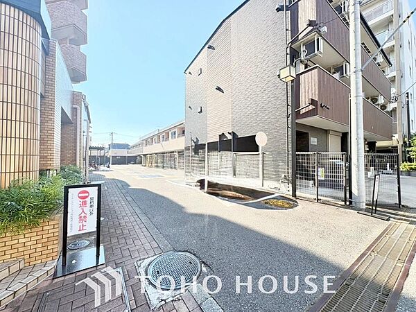 お出かけや日々の移動に便利な敷地内駐車場のあるマンション。車をすぐ近くに停められる安心感と利便性が、快適な新生活を支えます。区画のサイズ、現在の空き状況、料金等についてはお気軽にお問い合わせください。