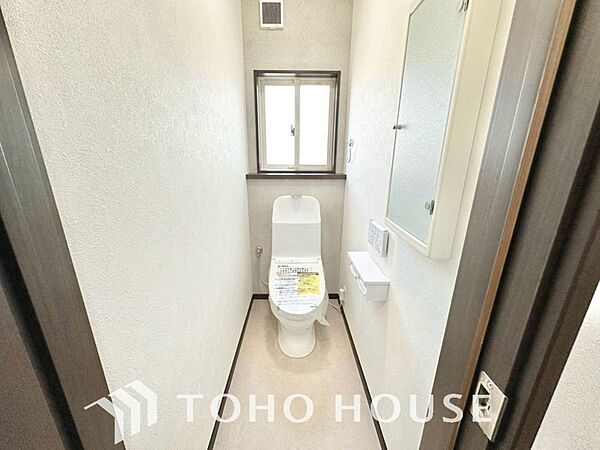 換気出来るよう窓を完備。いつも清潔な空間であって頂けるよう配慮しました。爽やかな風が通り抜ける快適な設計で毎日の生活に心地よいゆとりをプラス。日々の暮らしをより豊かにサポートするこだわりの住まいです。