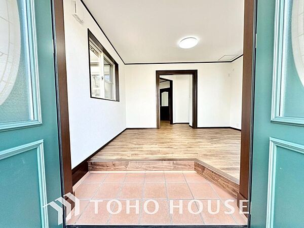 毎日みんなを見送り、そして迎え入れる場所だから。帰りたくなる家をテーマに設計した、自慢の玄関です。明るく広めの開放的な空間が家族を優しく包み込み、まいにちの生活に安心と心地よさをプラスしてくれますよ。
