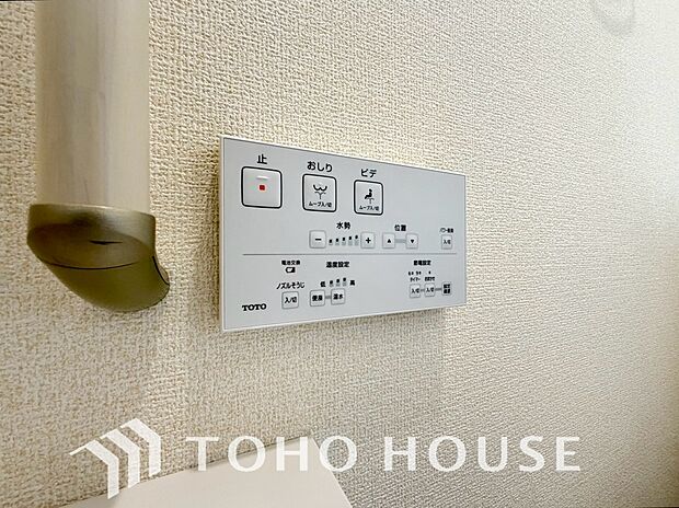お風呂場と台所に操作リモコンがあり、キッチン近くにある給湯リモコンは、お料理の最中でもリビングで寛いでいるなかでもボタン一つで簡単に沸かせ便利。わざわざ浴室へ行く手間が省け、日々の家事を円滑にします。