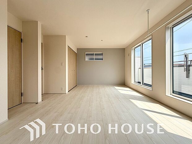 心身ともにゆったりと安らげる主寝室。寝室のゆとりが大きい分だけ、暮らしの安らぎは深まります。一日の疲れを癒やすプライベート空間にふさわしい落ち着きと広さを確保し、上質な眠りと快適な朝を迎えるお部屋に。