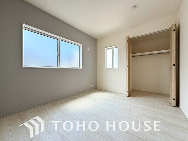 お子さまの心と身体を見守る子供部屋として、小さな自立心を育むお部屋作りを見越してご覧下さい。成長に合わせてレイアウトを変更しやすく、のびのびと過ごせる設計に。将来の夢や個性を豊かに育む安心の空間です。